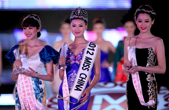 Top 3 danh hiệu cao nhất của Miss World China 2012: Á hậu 1 Ân Hàm, Hoa hậu Vu Văn Hà, Á hậu 2 Châu Minh Nguyệt. Ảnh. Missology.