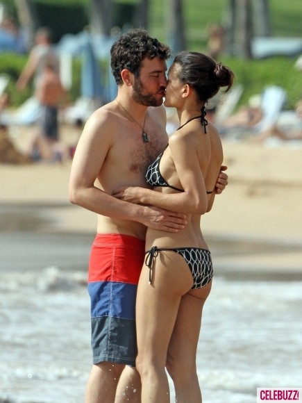Nam diễn viên của “How I Met Your Mother” Josh Radnor với nụ hôn ngọt ngào cùng nữ diễn viên “Twilight” Julia Jones tại bờ biển Maui, Hawaii.