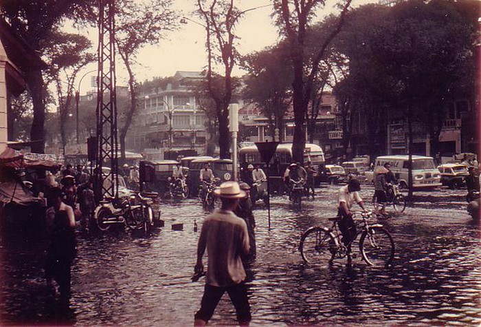 Ngập lụt trước Bưu điện Q.1, góc Lê Lợi-Pasteur.