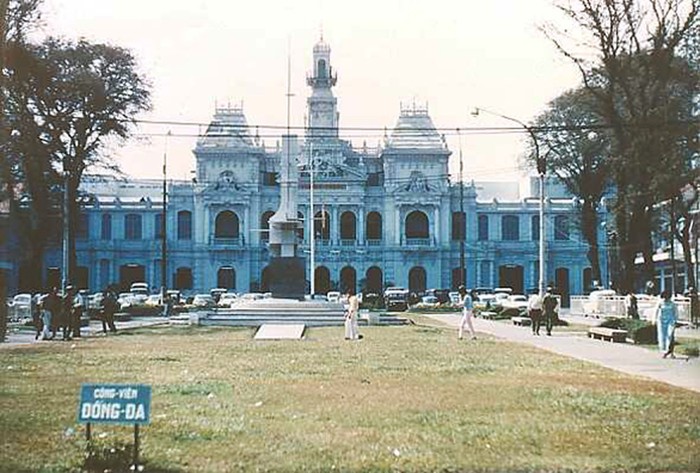 Sài Gòn 1968 - 1969 -Công viên Đống Đa trước Tòa Đô Chánh nay là Trụ sở Ủy ban Nhân dân Thành phố Hồ Chí Minh.