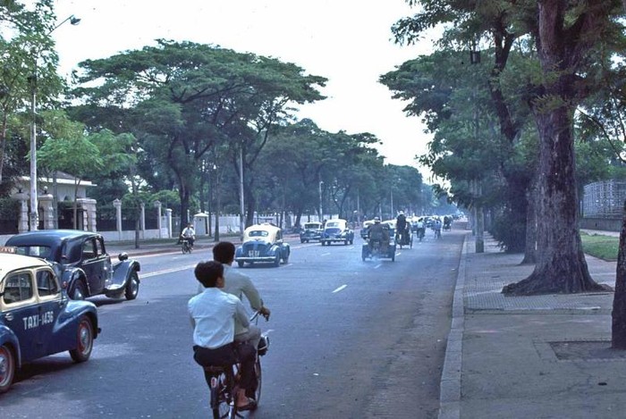 Sài Gòn năm 1965 - Đại lộ Thống Nhất (nay là đường Lê Duẩn) khi chưa xây Tòa Đại sứ quán Mỹ mới.