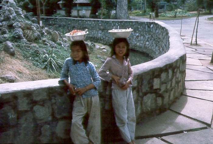 Những đứa trẻ bán hàng rong trong Sở thú Sài Gòn 1964-1965. Ảnh. Wayne Robertson.