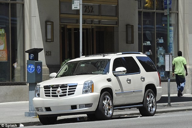 Chiếc xe Cadillac Escalade trắng được cho là người của giáo phái Scientology đang theo dõi mọi cử chỉ của Katie Holmes. Ảnh. Daily Mail.