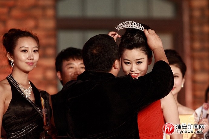 Châu Minh Nguyệt nhận vương miện trong cho danh hiệu Á hậu 2 trong đêm chung kết khu vực Đông Bắc.