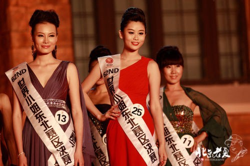 Vu Văn Hà (trái) về nhì trong phần thi trước nhưng ở đêm chung kết cô đã lội ngược dòng một cách ngoạn mục. Châu Minh Nguyệt (phải) vẫn là người về sau.
