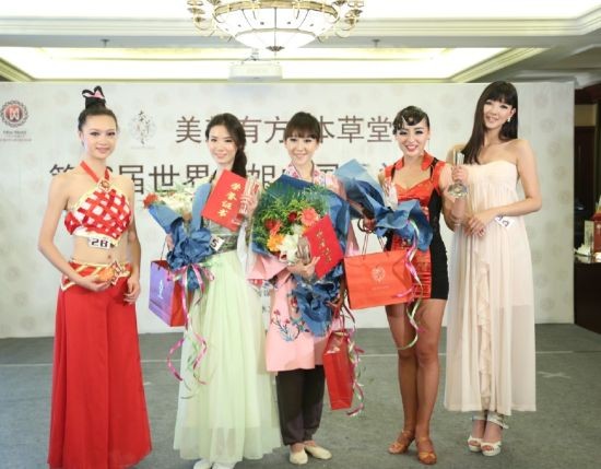 Ân Hàm (giữa) cùng 4 thí sinh trong top 5 người đẹp xuất sắc của phần thi tài năng, trong đó có Hoa hậu Thế giới Trung Quốc khu vực Bắc Kinh là Huỳnh Dư Đình, SBD 34 (ngoài cùng bên phải). Tuy nhiên, tại đêm chung kết cô lại ra về tay trắng.