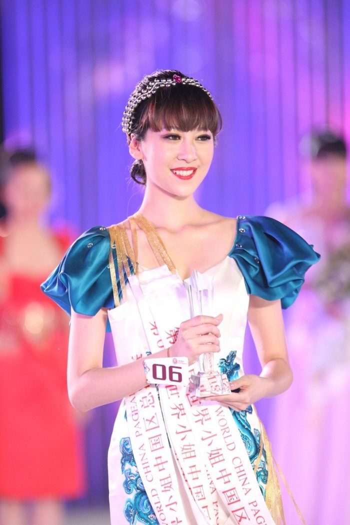 Ân Hàm một lúc nhân 3 giải thưởng của Miss World China 2012 là giải thưởng phụ Hoa hậu Tài năng, Á hậu 1 và giải phụ Người đẹp thanh xuân.