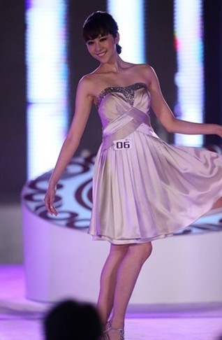 Ân Hàm trong đêm chung kết Hoa hậu Trung Quốc 2012.