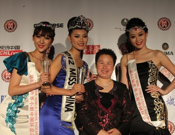 Ân Hàm (trái) cùng tân Hoa hậu Vu Văn Hà, đại diện nhà tài trợ và Á hậu 2 Châu Minh Nguyệt sau đêm chung kết.