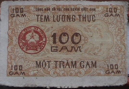 Tiền mặt hạn chế sử dụng ở thời kỳ này, thay vào đó là hình thức tem phiếu.