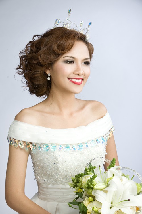 Lưu Thị Diễm Hương đại diện Việt Nam tham dự Miss Earth 2010 (tổ chức tại Việt Nam) và lọt vào top 14.