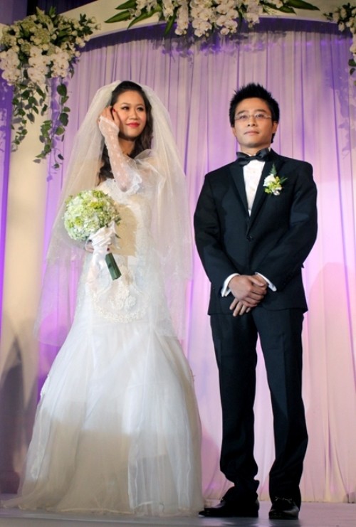 Hoa hậu thân thiện của cuộc thi Hoa hậu Hoàn vũ VN 2008 Dương Thùy Linh bên đức lang quân trong ngày thành hôn của cặp đôi năm 2010.