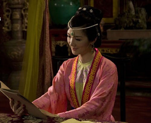 Hoa hậu Đền Hùng Giáng My vai Phụng Càn Hoàng hậu, vợ vua Lê Đại Hành trong "Huyền sử thiên đô" .