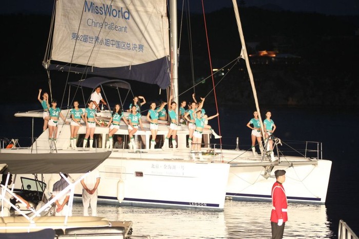 Điều đặc biệt là phần trình diễn này của các người đẹp là trên một du thuyền sang trọng do Ban tổ chức cuộc thi thuê để phục vụ cho đêm chung kết năm nay.
