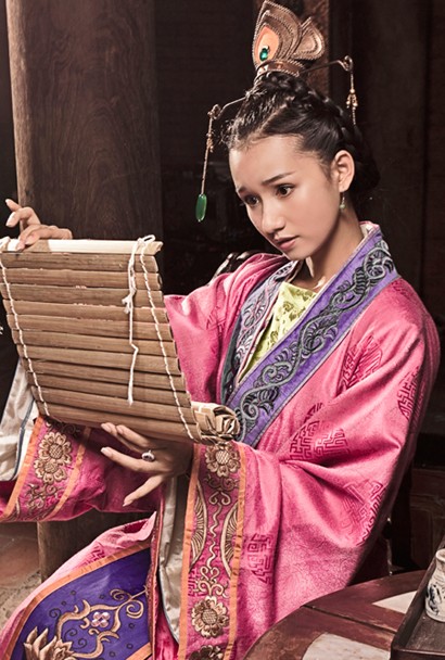 Trang phục cũng như tạo hình của Lã Thanh Huyền trong phim này được đánh giá cao và khá đẹp mắt.
