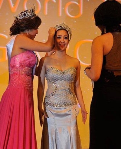 Đích thân Hoa hậu Singapore 2011 May Hsu trao vương miện cho Sukamto. Ảnh. Hubsubpost.