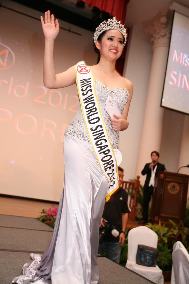 Rạng rỡ với vương miện Miss Singapore World mặc dù cô chỉ cao 1,60m. Ảnh. Beautycontestupdate
