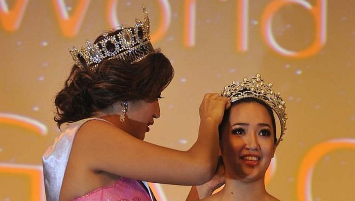 Sukamto đăng quang Hoa hậu Singapore 2012 tại Nhà hát Orchid Country Club. Ảnh. Beautycontestupdate