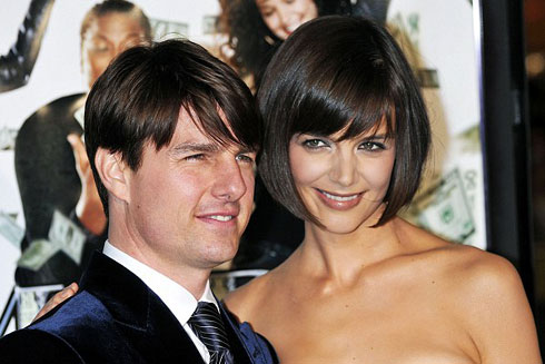 Tom Cruise hẹn hò với Katie Holmes năm 2006 khi nam diễn viên bước vào tuổi 44 còn Katie 27. Anh thể hiện tình yêu cuồng nhiệt của mình dành cho Katie khi luôn nói những lời có cánh dành cho cô “cô ấy là một người phụ nữ quá tuyệt vời” rồi sau đó nhảy cẫng trên ghế sofa trong chương trình của Oprah và tuyên bố “tôi yêu người phụ nữ đó”. Đến tháng 6 thì anh cầu hôn nàng trên tháp Effel ở Paris, và tháng 10 năm đó Katie đã mang bầu cô bé Suri. Năm 2006 một đám cưới xa hoa và sang trọng của cặp đôi TomKat, để rồi đến tháng 6/2012 họ chính thức ly hôn.