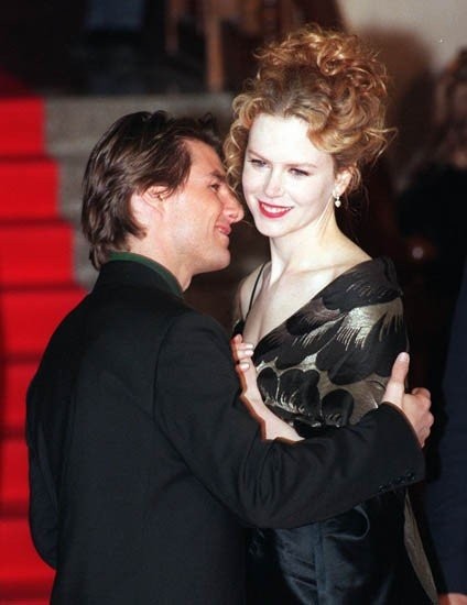 Tom Cruise hẳn là một anh chàng dễ bị cuốn hút bởi ma lực của tình yêu nhanh nhất. Bằng chứng là chỉ sau 9 tháng sau khi kết thúc cuộc hôn nhân với nữ diễn viên người Mỹ Mimi Rogers, Cruise đã “liêu xiêu” bởi vẻ đẹp của cô đào sứ người Úc Nicole Kidman sau khi hợp tác chung trong bộ phim “Far and Away” dịp Giáng sinh năm 1990. Sau khi về một nhà, Tom và Nicole nhận nuôi Connor và Isabella, sau đó họ chính thức chia tay năm 2001.