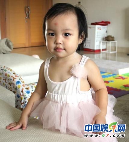 Cô bé Hoàng Tân sinh ngày 11/4/2010 tại Singapore, đồng thời là quê nội của cô bé, cha cô bé. Hoàng Hữu Long là người gốc Singapore.