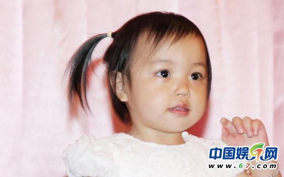 Ở nhà, bố mẹ Triệu Vy, Hoàng Hữu Long vẫn gọi yêu cô bé là bé Tứ Tiểu Nguyệt do bé sinh vào tháng 4.