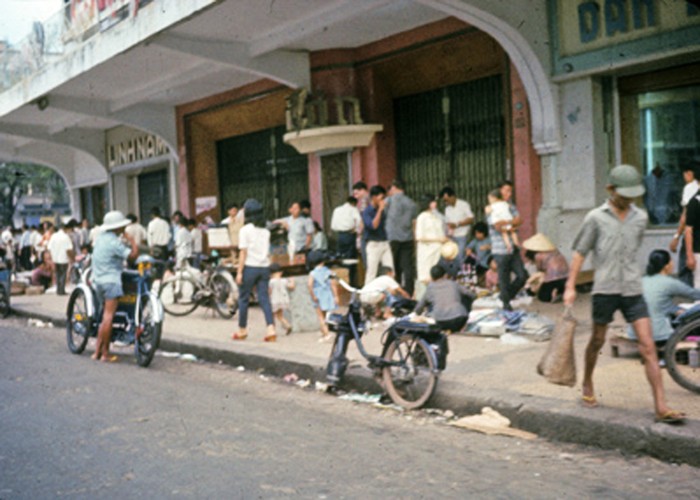 Chợ trời ở Sài Gòn. Bộ sưu tập ảnh của. Darryl Henley.