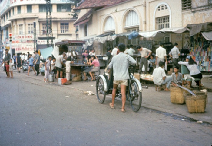 Chợ trời ở Sài Gòn, bên hông Bưu điện Q1. Bộ sưu tập ảnh của. Darryl Henley.