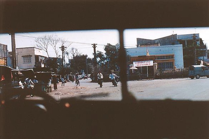 Sài Gòn 1968-1969 - Trụ sở Hội đồng xã Thạnh Mỹ Tây, Thị Nghè, ngã 3 Nguyễn Văn Lạc - Hùng Vương - Thị Nghè. Nay là ngã 3 Nguyễn Văn Lạc-Xô Viết Nghệ Tĩnh.