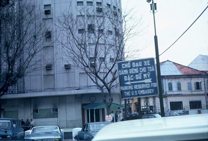 Sài Gòn 1967 - tòa Đại sứ Mỹ cũ trên Đại lộ Hàm Nghi. Ảnh. Rich Lemonds.