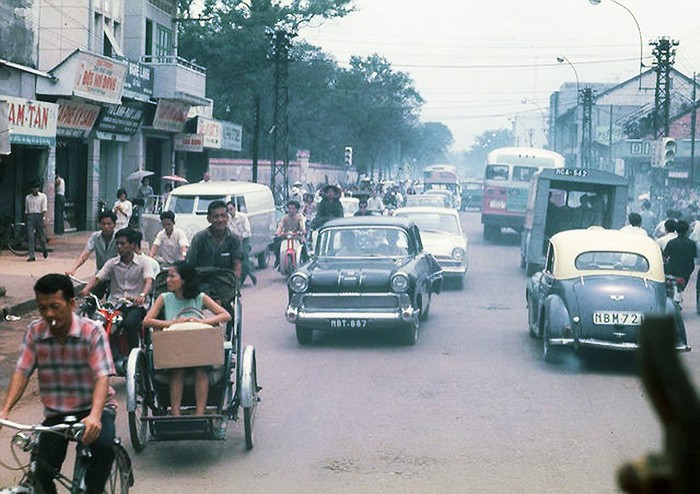 Sài Gòn 1968 - góc Hai Bà Trưng - Hiền Vương (nay là đường Võ Thị Sáu). Ảnh. Darrel Lang.