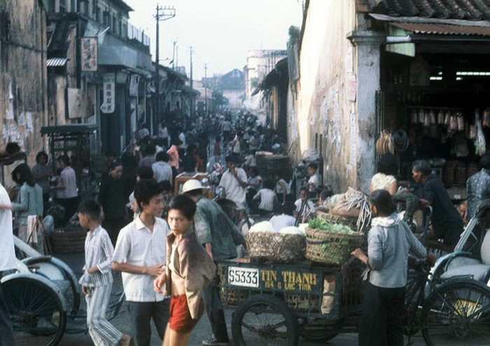 Một ngõ hẻm Chợ Lớn, ảnh chụp từ một xe tải bởi Darrel Lang.