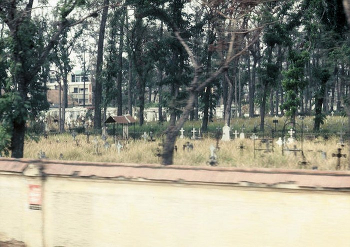 Nghĩa trang Mạc Đĩnh Chi - tường rào phía đường Hiền Vương. Ảnh. Darrel Lang.