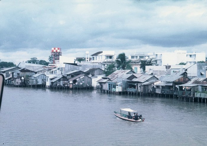 Kênh Thị Nghè, hình chụp từ cầu Điện Biên Phủ.Ảnh. Darrel Lang.