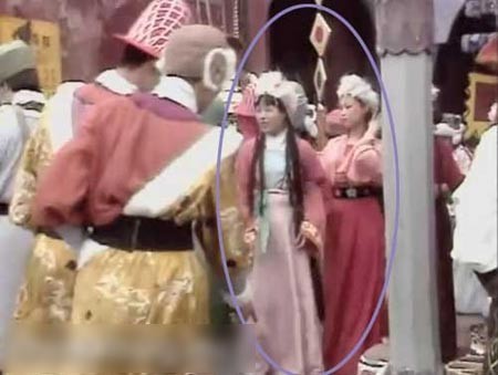 Trong tập "Tôn Hầu xảo hành y", cảnh bốn thầy trò Đường Tăng trên đường phố, khi đó có 2 phụ nữ mặc áo hồng dạo phố.