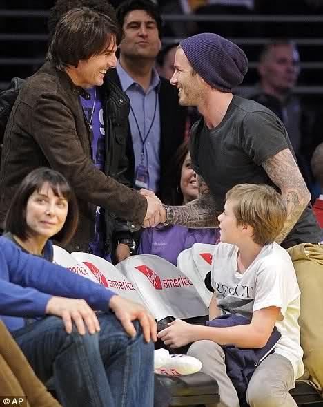 Hai ông bố Cruise và Beck tay bắt mặt mừng khi cùng hai cậu con trai Brooklyn và Connor đi xem bóng rổ. Ảnh. AP.