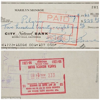 Mặt trước và sau của tấm séc thanh toán trị giá 228,8 USD của Marilyn Monroe cho một chiếc tủ kéo màu trắng trước khi cô qua đời. Ảnh. Santa Monica Bank.