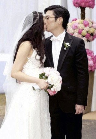 Nụ hôn trong ngày cưới của cặp đôi Từ Tử Kỳ và Lý Gia Thành.