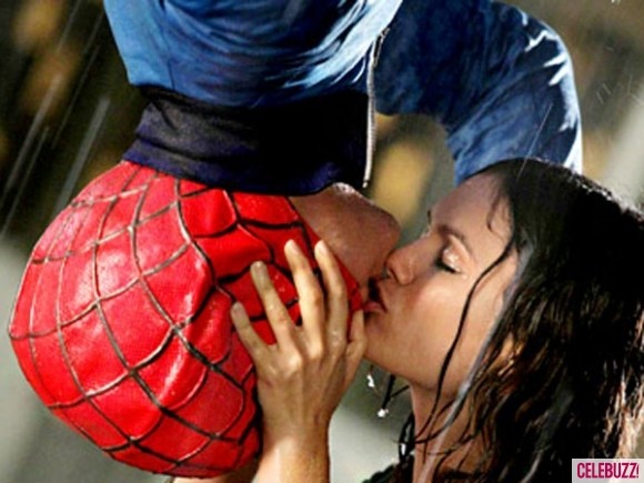 Adan Brody với nụ hôn kinh điển trong trang phục người nhện cùng nữ diễn viên Rachel Bilson với phần hai loạt phim “The OC”.
