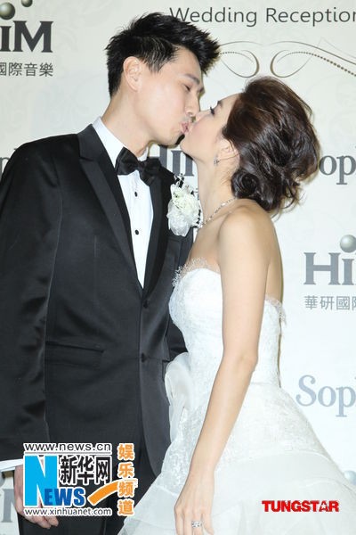 Nữ ca sĩ Ella, thành viên của nhóm nhạc nổi tiếng xứ Đài S.H.E khóa môi ông xã trong tiệc cưới tại khách sạn Le Meridien, Đài Loan. Ảnh. Xinhuanet.