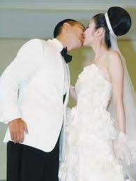 Nụ hôn của nữ diễn viên xứ cảng thơm Trần Tuệ Lâm và ông xã Lưu Kiến Hạo hôm 2/10/2008.