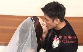 Phan Vỹ Kỳ và “hắc nhân” Trần Kiến Châu với màn khóa môi đáng nhớ trước quan khách có mặt trong đám cưới của cặp đôi này.