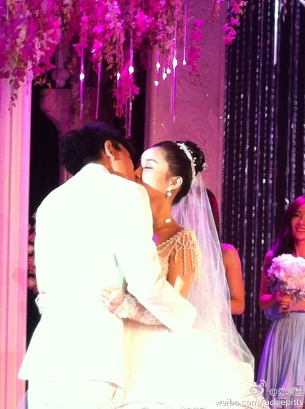Nụ hôn của Giả Nãi Lượng và Lý Tiểu Lộ trong ngày lễ thành hôn hôm 4/7 tại khách sạn Bắc Kinh, một cặp tiên đồng ngọc nữ trong làng giải trí Hoa ngữ. Ảnh. Sina.