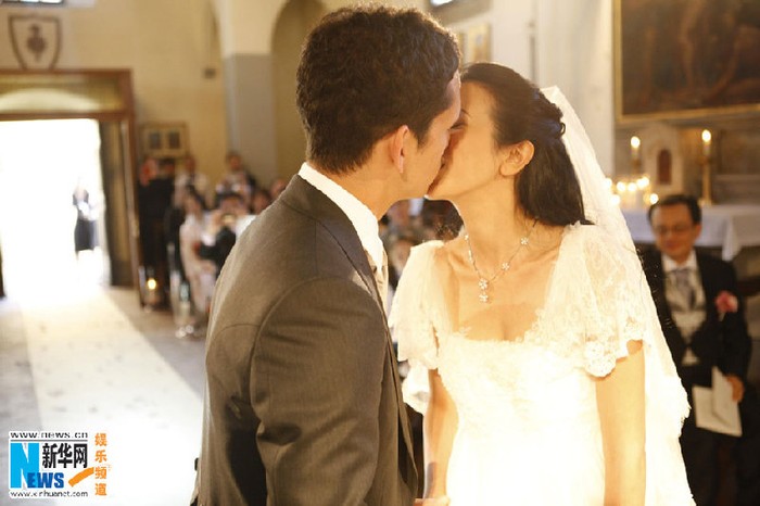 Nụ hôn của nữ diễn viên Hồng Kông Mạc Văn Úy (Karen Mok) và vị hôn phu người Đức Johannes hôm 1/10/2011 tại thành phố Florence, Italy. Ảnh. Xinhuanet.