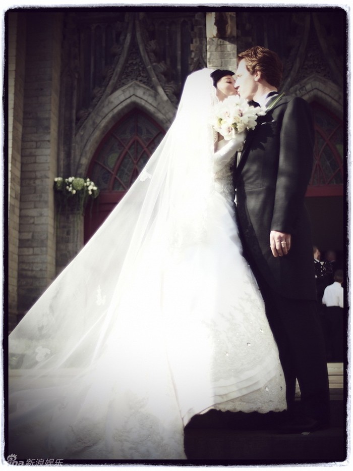 Nụ hôn của cặp đôi nữ diễn viên Viên Lợi (Viên Lập) và chồng Blaine Grunewald hôm 30/11/2011. Ảnh. Sina.