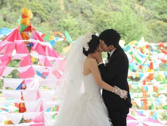 Lễ thành hôn của nam ca sĩ Trương Kiệt và nữ nghệ sĩ nổi tiếng Trung Quốc Tạ Na hôm 26/9/2011. Ảnh. Sina.