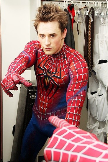 Nam diễn viên Reeve Carney trong vở nhạc kịch của nhà hát Broadway Mỹ “Spider Man: Turn Off the Dark” (2010), được đầu tư hơn 52 triệu USD nhưng lại là vở nhạc kịch khá gây thất vọng cho khán giả.