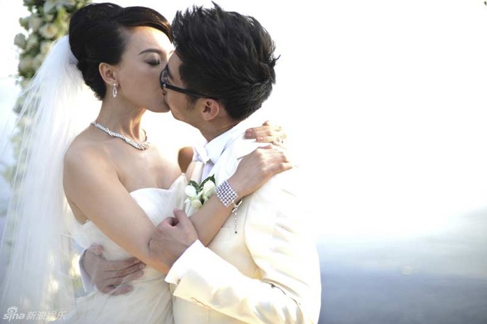 Nụ hôn của nữ diễn viên Trần Sổ và chồng là nghệ sĩ violon nổi tiếng Triệu Dận Dận hôm 16/9/2011. Ảnh. Sina.