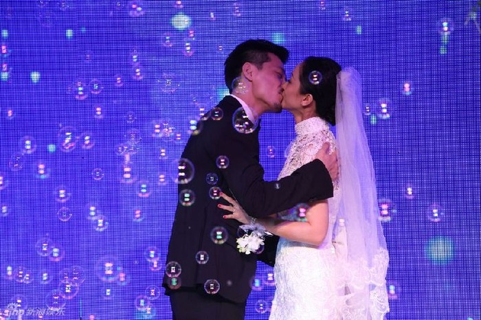 Nữ ca sĩ Trương Dao và nụ hôn cùng chồng trong ngày trọng đại của hai người. Ảnh. Sina.