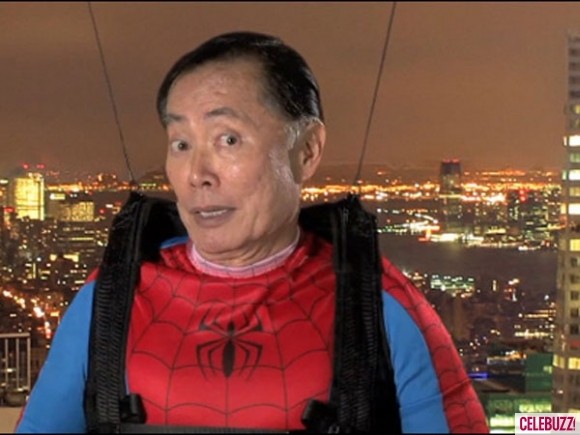 Nam diễn viên người Mỹ gốc Nhật George Takei trong một cảnh phim nhái nhân vật người nhện từ vở nhạc kịch “Spider-Man: Turn Off the Dark”.